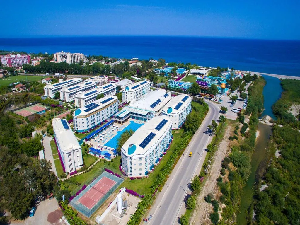 Daima Biz, pamje e hotelit në Kemer