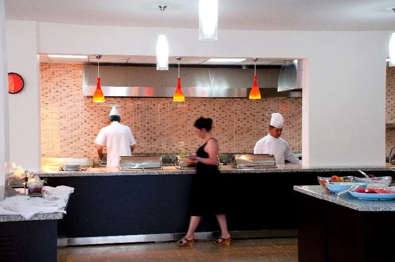 Dogan Beach Resort & Spa, pamje e hotelit në Özdere