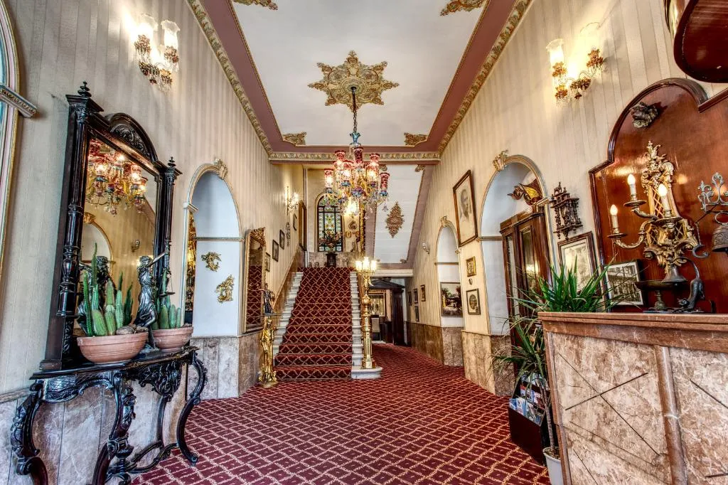Grand Hotel de Londres, pamje e hotelit në Stamboll