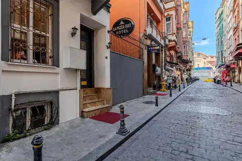 La Pazza Suites, Stamboll