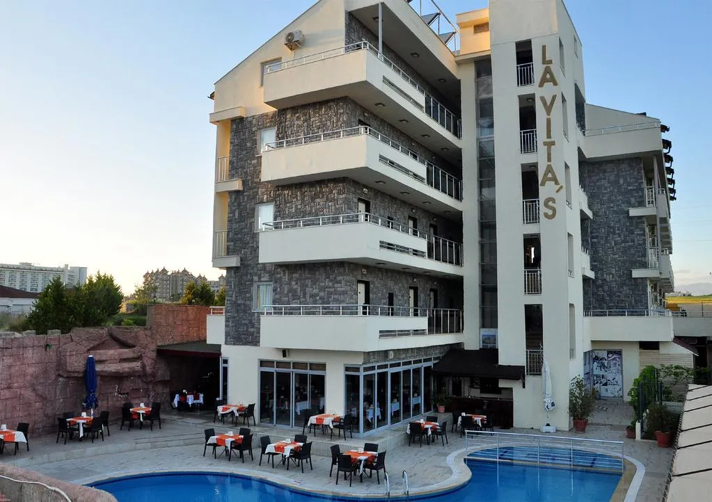 Lavitas, pamje e hotelit në Side