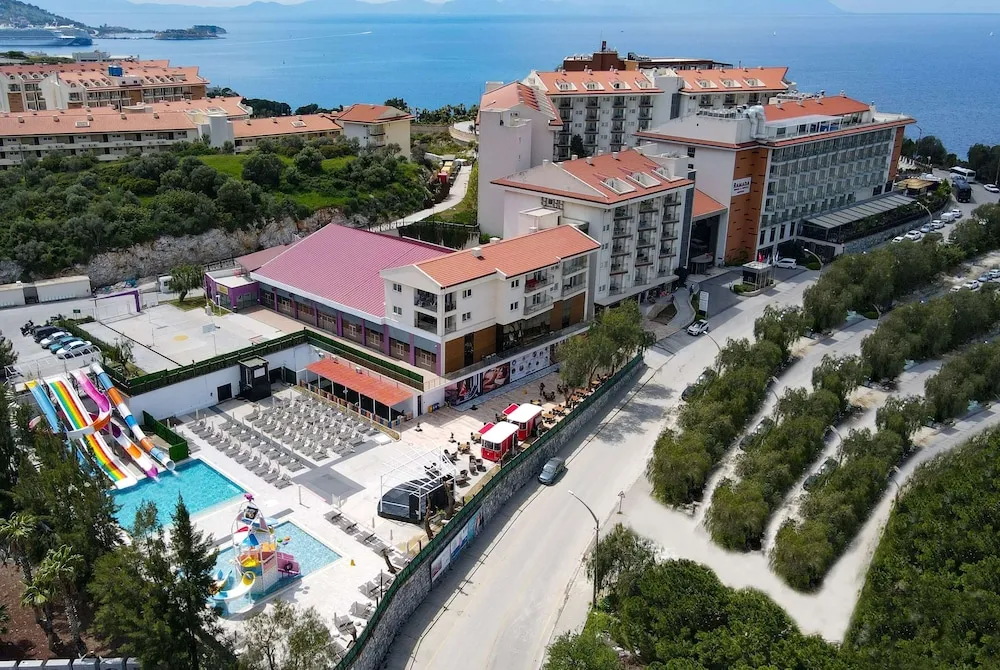 Ramada Hotel & Suites by Wyndham Kusadasi, pamje e hotelit në Kusadasi