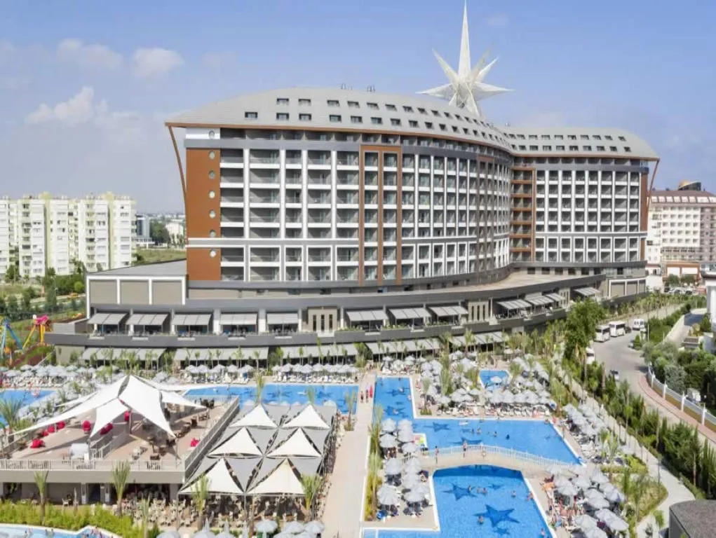 Royal Seginus, pamje e hotelit në Lara