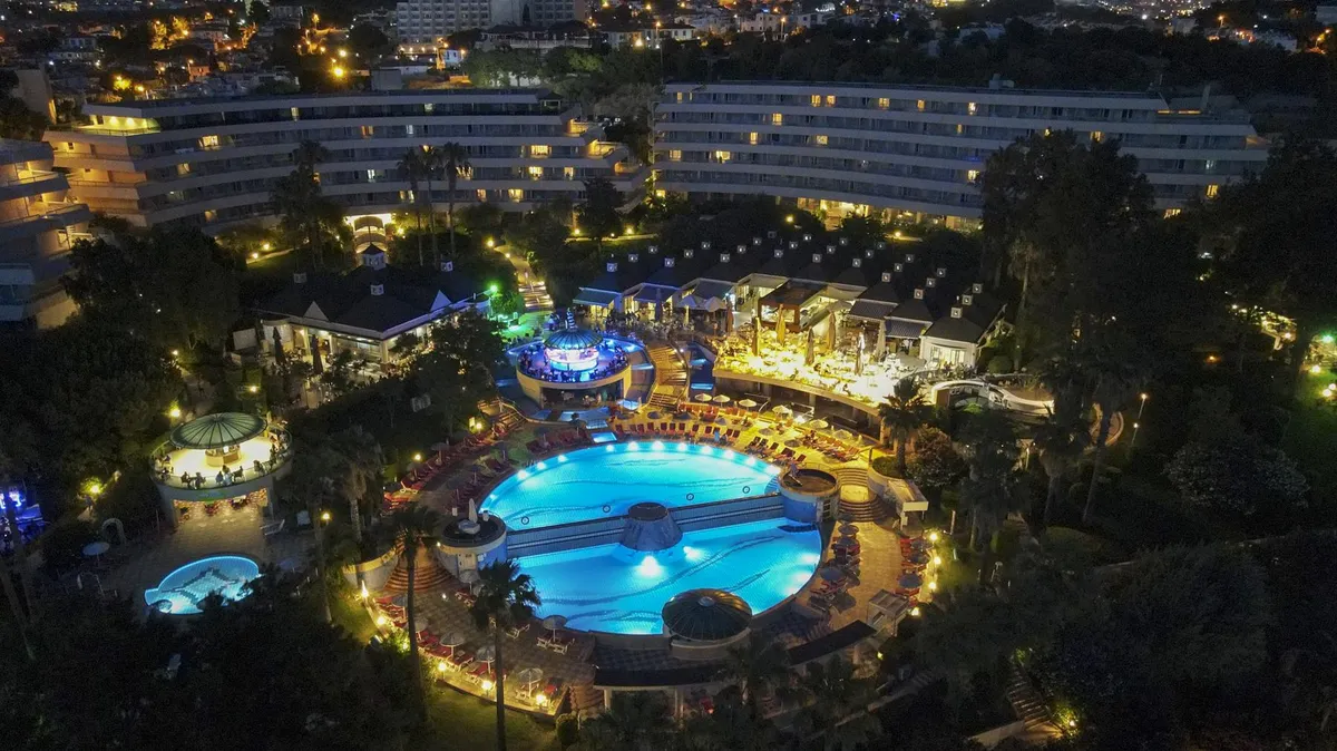 The Grand Blue Sky International, pamje e hotelit në Kusadasi