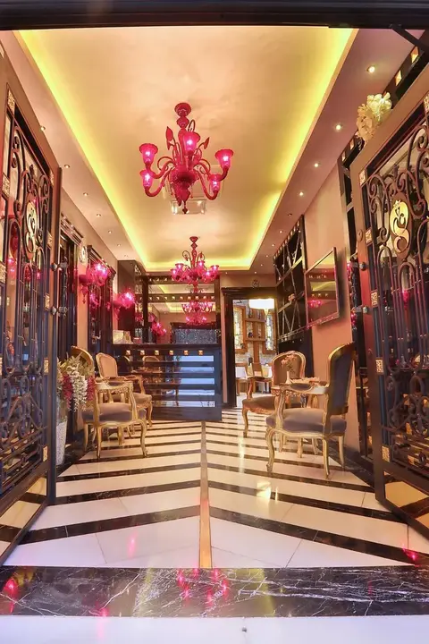 The Million Stone Hotel, fotografia 13 nga 20