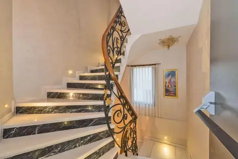 The Million Stone Hotel, fotografia 18 nga 20