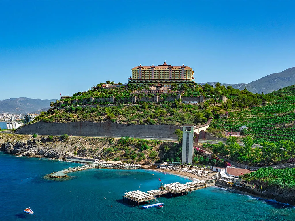 Utopia World, pamje e hotelit në Alanya