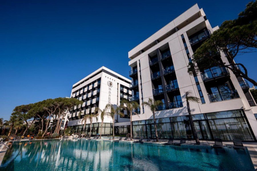 Resort me pishinë në bregdetin shqiptar